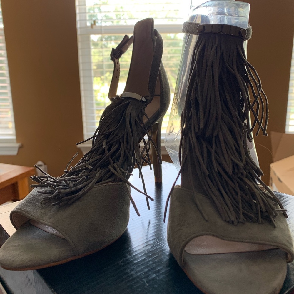 Suede heels with fringe